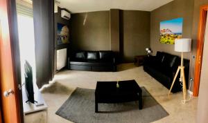 sala de estar con sofá negro y mesa en Sparano Top Class 8, en Bari