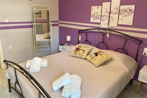 une chambre avec un lit avec des serviettes dessus dans l'établissement Elina's Spacious Apartment in Patras with private parking, à Patras