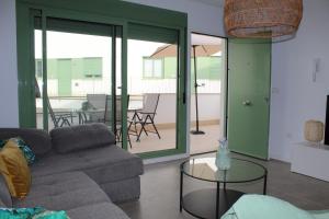 uma sala de estar com um sofá e uma mesa em OCEAN APARTAMENT !! 1ª Línea del Mar, piscina, parking, wifi em Mojácar