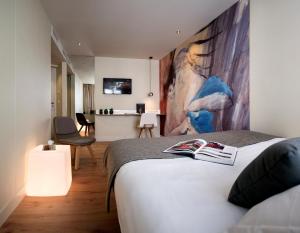 - une chambre avec un lit et un salon dans l'établissement Hotel Max, à Paris