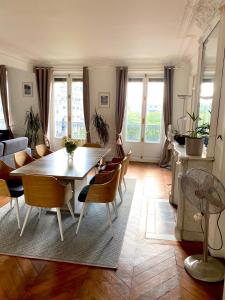 パリにあるMarvellous Sunbathed 3BR at the heart of Parisのギャラリーの写真