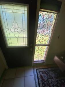 un pasillo con 2 vidrieras en una habitación en Va Beach Zen town house, en Virginia Beach