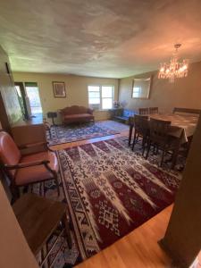 uma sala de estar com uma mesa e uma sala de jantar em Va Beach Zen town house em Virginia Beach