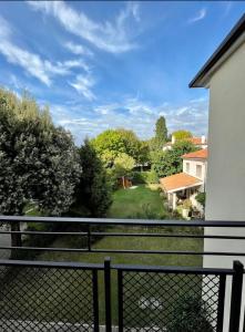 a balcony with a fence and a view of a yard at Giada uno in Treviso