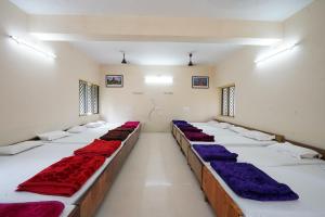 Hotel TamilNadu - Yercaud tesisinde bir odada yatak veya yataklar