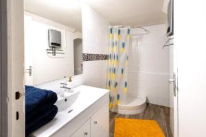 een badkamer met een wastafel, een toilet en een bad bij À 200M de la Gare Matabiau - Appartement tout équipé en Hypercentre - in Toulouse