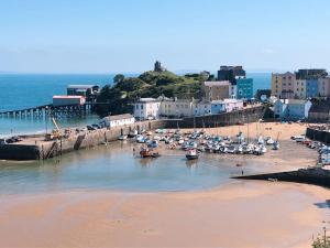 una playa con un montón de barcos en el agua en Stunning & spacious house in central Tenby, en Tenby