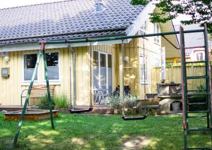 ein Hof mit Schaukeln vor einem Haus in der Unterkunft Hideaway Extertal in Extertal