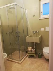 een badkamer met douche en wastafel bij Le Casette fra le Masserie in Fasano