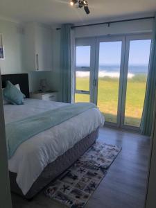 Una cama o camas en una habitación de Hermanus Beach Club - St Tides House 19