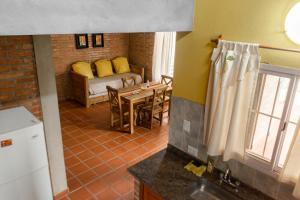 - une cuisine avec une table et un canapé dans une chambre dans l'établissement Rio De Arena, à Nono