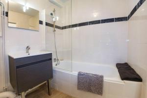 ห้องน้ำของ L'ESCALE - TOPDESTINATION-BOURG - Centre ville - Classé 3 étoiles