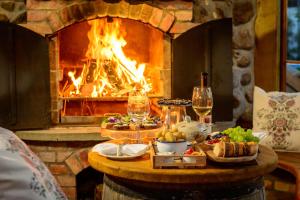 una mesa con comida frente a una chimenea en Weißt Du noch - Gästehäuser & Suiten, en Kühlungsborn