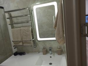 伊萬諾弗蘭克威斯克的住宿－Marko de Luxe，一间带水槽、窗户和镜子的浴室