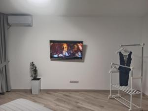 - une télévision accrochée au mur dans l'établissement Marko de Luxe, à Ivano-Frankivsk