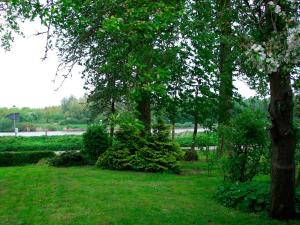 een park met bomen en groen gras en een meer bij Jägerlehrhof, Breiholz in Breiholz