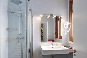 Kúpeľňa v ubytovaní Hotel Ginebra + 37 fotografií