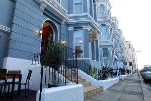 niebieski budynek ze schodami i krzesłami na ulicy w obiekcie The Craft House w mieście Plymouth