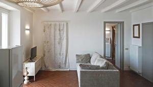 un soggiorno con divano e TV di Como Lake Panorama Apartment Olivia a Cernobbio