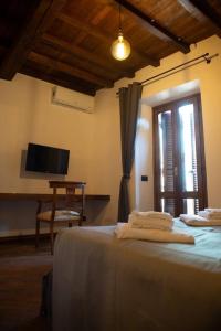 
a hotel room with a bed and a television at Al Palazzetto in Tivoli
