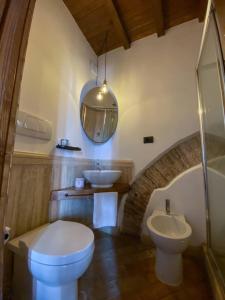 
a bathroom with a toilet, sink and tub at Al Palazzetto in Tivoli
