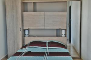 une chambre avec un lit avec une tête de lit en bois dans l'établissement Le Belvédère - T2 en front de mer, à Argelès-sur-Mer