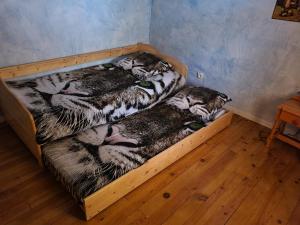 twee bedden met tijgers erop in een kamer bij Serenity- le clos du Patou in Mont-Roc