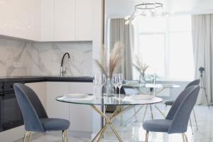 ein Esszimmer mit Glastisch und Stühlen in der Unterkunft Arcadia romantic view in Odessa