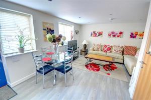 Posezení v ubytování Hotties House - Two-Bed Cottage, Dog-Friendly & Off-Street Parking - + 9 fotografií