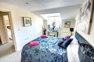 Postel nebo postele na pokoji v ubytování Hotties House - Two-Bed Cottage, Dog-Friendly & Off-Street Parking -