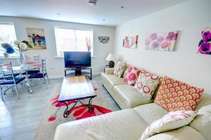 Posezení v ubytování Hotties House - Two-Bed Cottage, Dog-Friendly & Off-Street Parking -