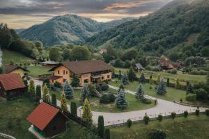 un modello di casa in una valle con montagne di Pensiunea Rau Sadului a Rau Sadului