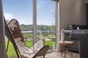 Φωτογραφία από το άλμπουμ του Luxe chalet in Oosterwolde in FRIESLAND, op rustig park met uitzicht op meer en strandje σε Oosterwolde
