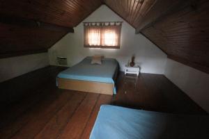 una piccola camera con letto e finestra di Chalés boiçucanga a Boicucanga