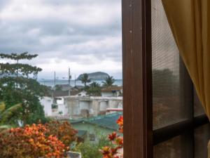 uma vista da cidade a partir de uma janela em Hostal Poseidon em Puerto Cayo