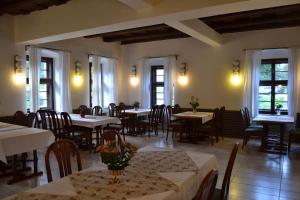Reštaurácia alebo iné gastronomické zariadenie v ubytovaní Horský hotel Anděl