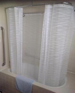 Koupelna v ubytování 3-Br 2-Bath Family-Friendly Home -10 Min to Tulsa