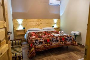 a bedroom with a bed with a wooden headboard at Hotel Sirio in Boscotrecase