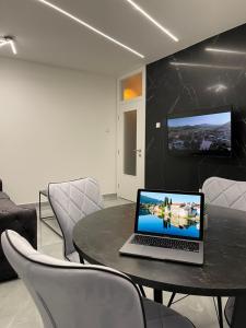 um computador portátil sentado numa mesa num quarto em Trebinje LUX Apartman sa garažom blizu centra em Trebinje