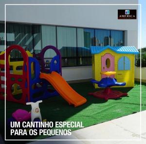 um parque infantil com escorrega e um conjunto de jogos em Flat Apart Hotel América Campos dos Goytacazes em Campos dos Goytacazes