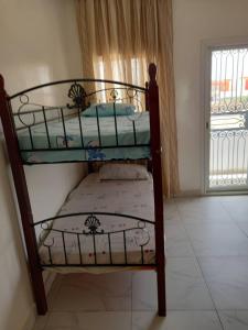 Villa Diambars tesisinde bir ranza yatağı veya ranza yatakları