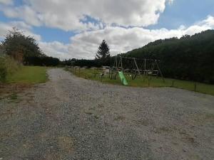 eine unbefestigte Straße mit in der Unterkunft Gîte le parc Michel in Roz-sur-Couesnon