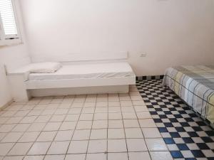 um quarto com uma cama e piso em azulejo em Villa Oloh com lazer completo em Caucaia - CE em Caucaia