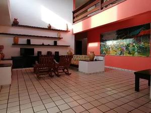 - un salon avec des chaises et un canapé dans l'établissement Villa Oloh com lazer completo em Caucaia - CE, à Caucaia