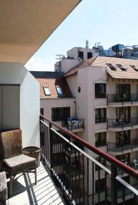 - Balcón con silla y edificio en Gozsdu Suite Apartment, en Budapest