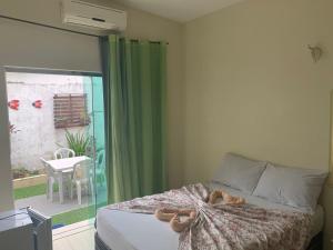 Un dormitorio con una cama con dos ositos de peluche. en Mar & Mar Suites, en Arraial do Cabo