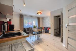 Kuchyňa alebo kuchynka v ubytovaní Apartamenty Perła Szczyrku