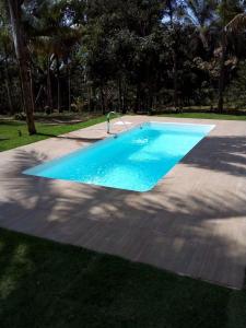 a large blue swimming pool in a yard at Vila Piê in Itacaré