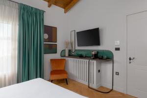 Televízia a/alebo spoločenská miestnosť v ubytovaní NAIADES the residence ioannina castle
