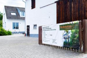 a sign on a fence in front of a building at Ferienwohnung auf ehemaligen Bauernhof in der Nähe von Bamberg in Walsdorf
